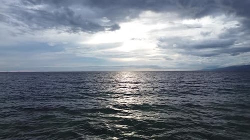 Luftaufnahme über dem blauen Meer mit Sonnenlicht und blauem Himmel