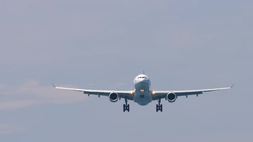 Flugzeug fliegt, Ansicht von unten