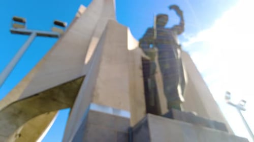 soldat qui porte le flambeau sur le monument des martyrs