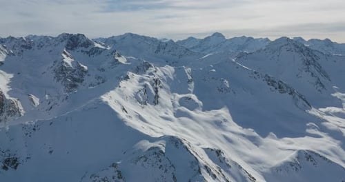 Drohnen-Erkundung über verschneiten Bergen
