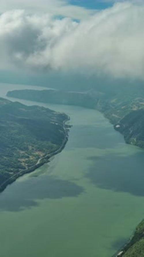 Le Danube et les montagnes du parc national de Djerdap
