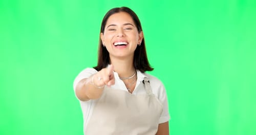 Sie, Greenscreen und Frau, die lächelnd auf Beförderung oder Werbung zeigt