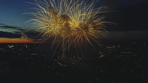 Luftaufnahme Feuerwerk, Stadthimmel. Fliegendrohnen-Szene an Silvester.
Stadt