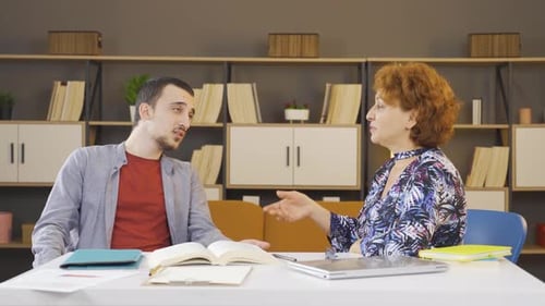 La mère et le fils se disputent.