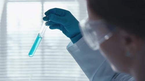 Un diagnostic mondial de haute technologie réalisé par un technicien qualifié travaillant sur l'importance des échantillons médicaux