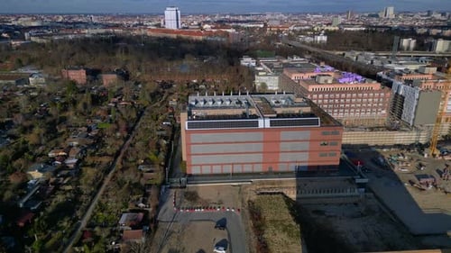 Quantencomputer in einer Rechenzentrumsgebäudeanlage. Wunderschöne Luftbilddrohne