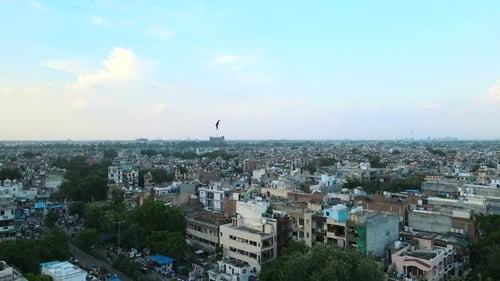 4K-Luftaufnahmen von Wohnvororten von Neu-Delhi an einem schönen Tag beim Gleiten über Dächer, Straßen,