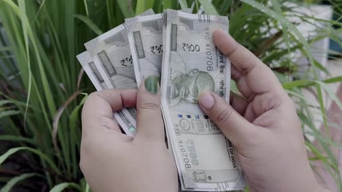 Contando rúpias indianas