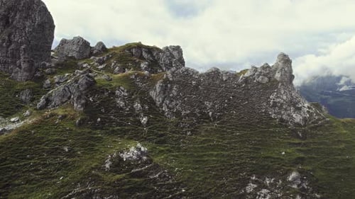 Hermosa vista aérea de las montañas alpinas 11er (Stubai, Austria). Formaciones de piedra con césped y senderismo