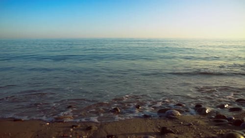 Relaxing ocean waves at the beach