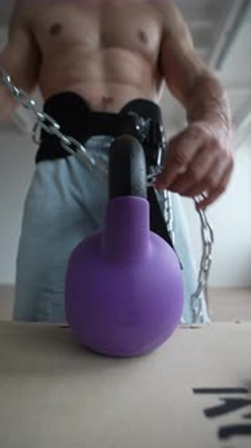 Athlète préparant un exercice de kettlebell pour renforcer et abaisser les pieds