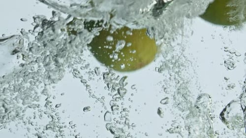 Limettenspritzer im Wasser erfrischend und kühl