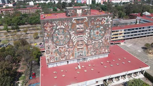Vue aérienne d'une bibliothèque recouverte de peintures murales à University City, au Mexique.