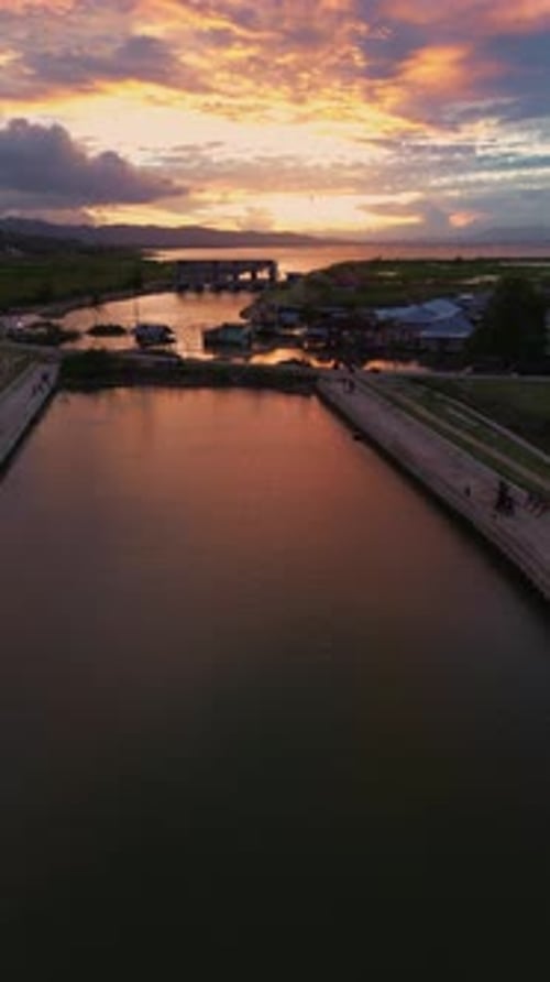 Vue aérienne du lac avec fond de coucher de soleil