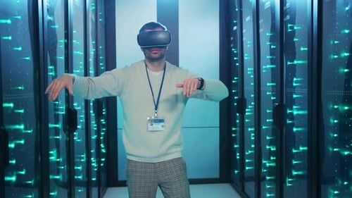 Ein Mann trägt derzeit ein Virtual-Reality-Headset in einem Serverraum