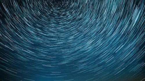 Meteore fliegen über den Himmel, Zeitraffer, Nacht, Sternenhimmel, Sterne und meteorische Spuren spinnen Spuren von