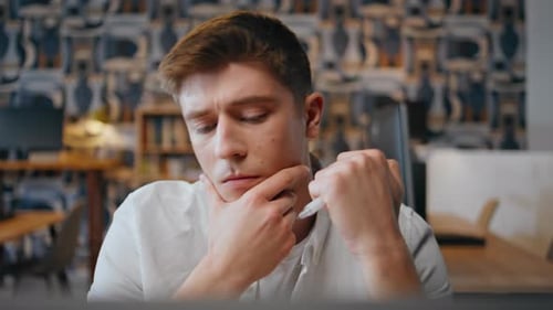 Réfléchir aux idées de réflexion des employés travaillant au bureau, gros plan, directeur tenant un stylo