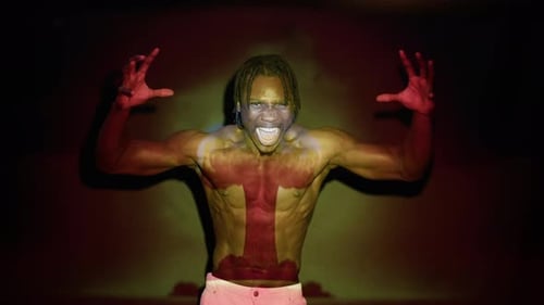 Portrait d'un homme noir musclé avec une émotion intense éclatant comme un volcan