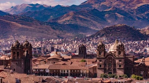 Zeitraffer des Hauptplatzes und der Kathedrale von Cusco mit majestätischer Bergkulisse
