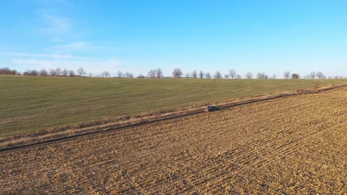 Voando sobre veículo off-road em movimento em rota na zona rural: caminhonete dirigindo ao longo de uma estrada próxima