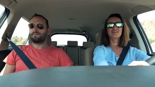 Junges Paar im Auto, Frau fährt 30er