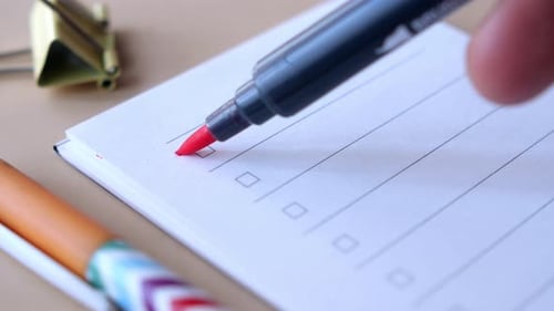 Marca de verificación en una casilla de verificación de un papel