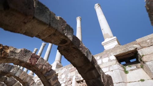 columnas y arcos históricos en la ciudad antigua del ágora de Izmir