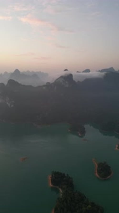 Vista aérea de paisagens incríveis no Parque Nacional Khao Sok, Tailândia