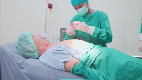 Das Team des professionellen Chirurgen über herzverändernde Sanitäteroperationen.