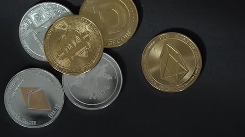 Un gros plan de krypto sur une base métallique dorée et argentée sur fond noir