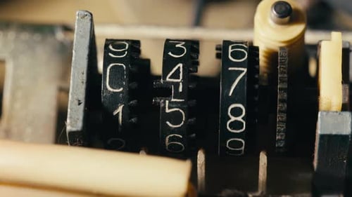 Contador mecánico negro sobre reproductor de música con cinta magnética El medidor mecánico negro tiene desde cero