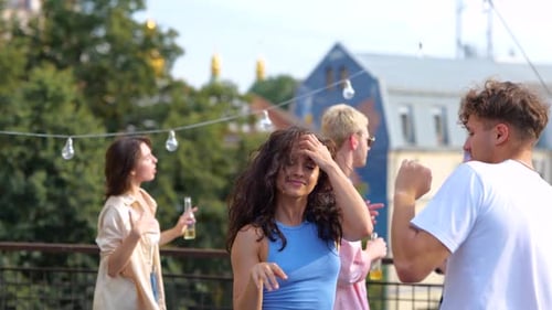 Jovens caucasianos se divertindo juntos em uma festa no telhado