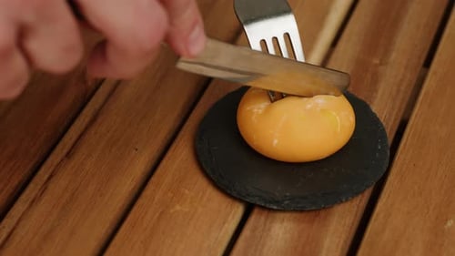 Mochi, japanischer Reiskuchen, Nahaufnahme, Süßigkeiten aus Japan, Zuckerdessert mit Füllung
