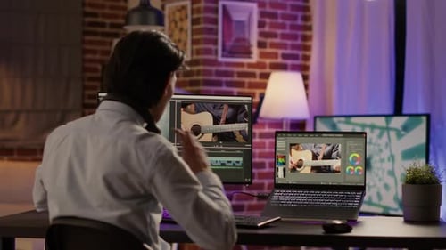 Diseñador gráfico editando montaje de vídeo en software de producción