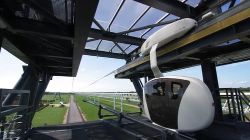 Station Overpass et transport Uniwind Skyway au-dessus du terrain