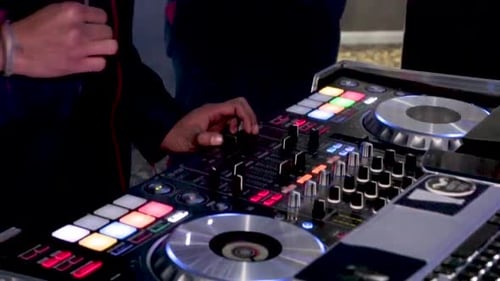 Um DJ de boate entretendo o público