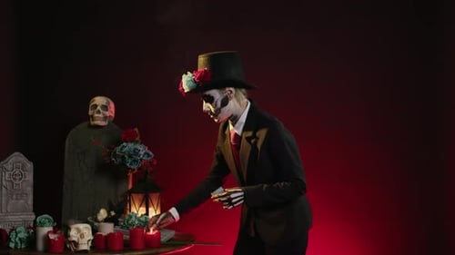 La dama de los muertos enciende una vela el Día de Muertos