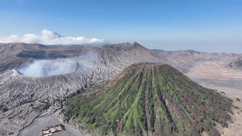 Imágenes aéreas del monte Bromo a la sombra del monte Semeru en el Parque Nacional Bromo Tengger Semeru