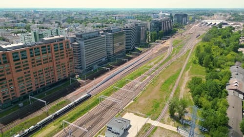 Luftbahnhof. Internationale und inländische Züge kommen von hier an und ab.
Zug