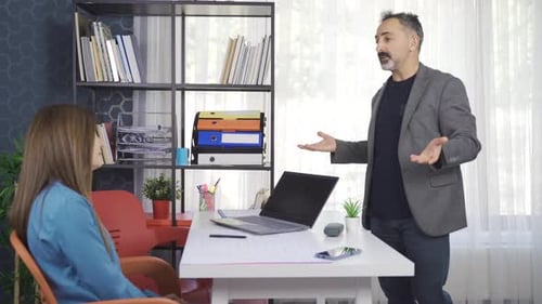 Kollegen sprechen über Arbeit.