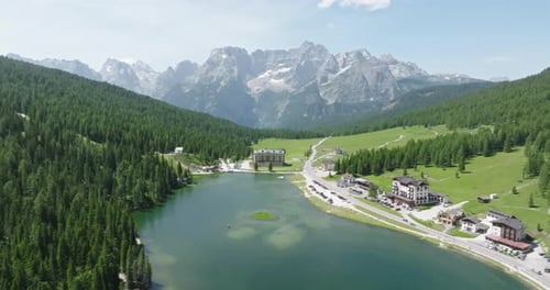 Vue aérienne du lac Misurina et de la chaîne de montagnes Sorapiss dans les Dolomites italiennes