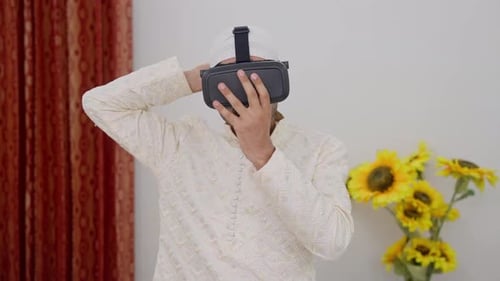 Muslimischer Mann mit VR-Headset