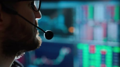 Der Trader arbeitet mit mehreren Computerbildschirmen mit Charts und Datenanalyse und einem Börsenmakler