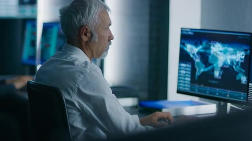 Team von technischen Spezialisten, die an ihren Arbeitsplätzen im System Con an PCs arbeiten
