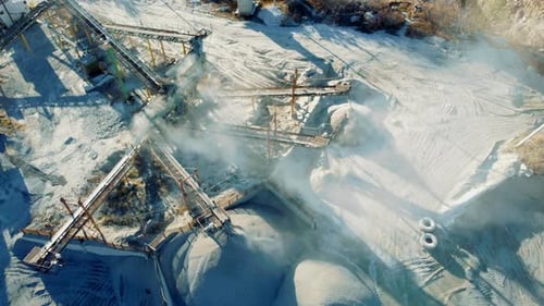 Brechanlage im Granitsteinbruch Ansicht von oben