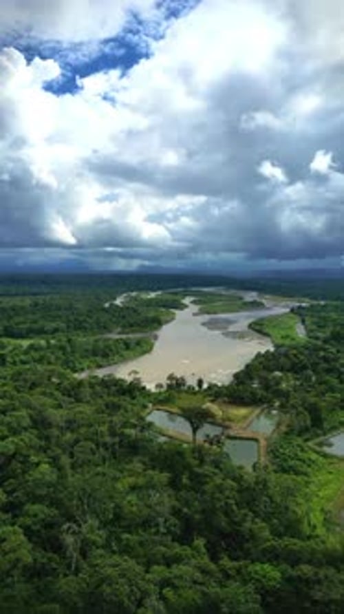 Vue aérienne verticale par drone de la rivière Pastaza et de la jungle équatorienne depuis le point de vue d'Indichuris, Équateur