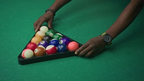 Spieler richtet Billardtisch ein