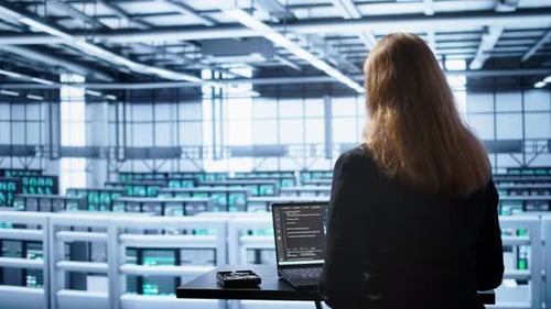 Mujer que trabaja en un dispositivo digital con algoritmos de aprendizaje automático de IA