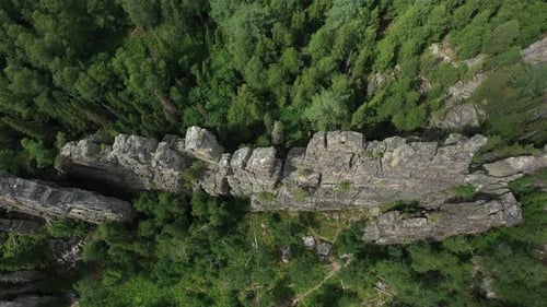 La chaîne de montagnes d'Inzerkiye dans le village de Tirlyan au Bachkortostan