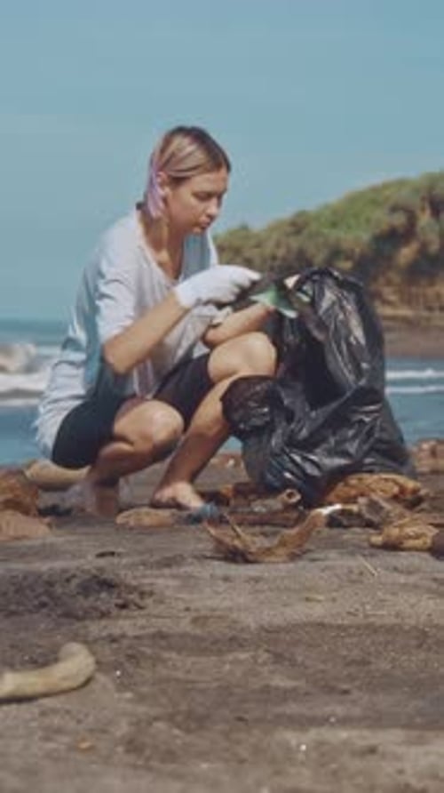 Volunteer Cleans Plastic Waste From Bali Beach to Protect Ocean Life
